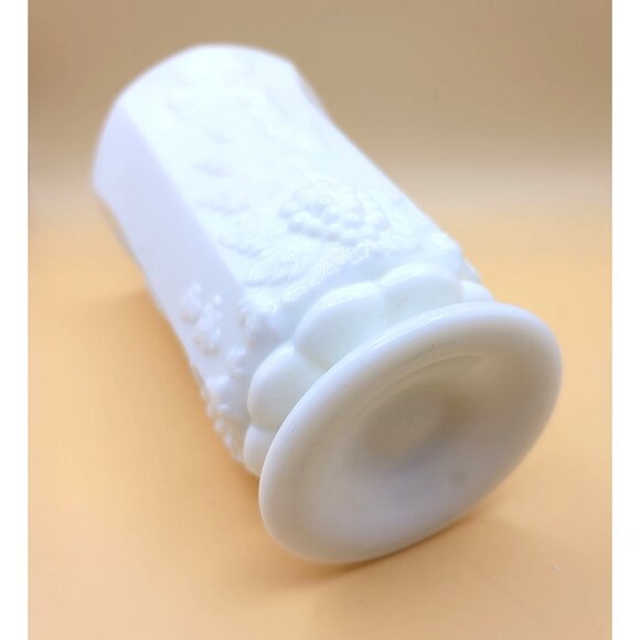 Vintage Westmoreland White Milk Glass Vase With Grape Vine Relief Design jj3659 - Picture 4 of 5